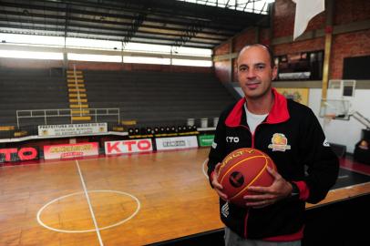 CAXIAS DO SUL, RS, BRASIL, 28/04/2021. Técnico Rodrigo Barbosa, avalia o retorno do Caxias Basquete à NBB. (Porthus Junior/Agência RBS)<!-- NICAID(14769078) -->