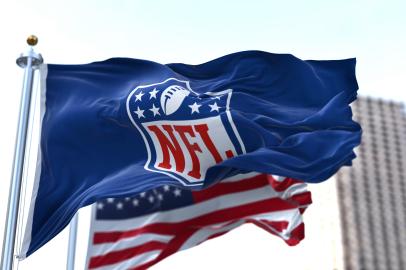 *A PEDIDO DE NIKOLAS MONDADORI* Inglewood, CA, USA, January 2022: The flag with the NFL logo waving in the wind with the US flag blurred in the background. The National Football League is a professional American football league - Foto: rarrarorro/stock.adobe.comFonte: 484209955<!-- NICAID(15165913) -->