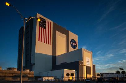 AFS-8/101A view of the Vehicle Assembly Building (VAB) at NASAâs Kennedy Space Center in Florida, during sunrise on Jan. 19, 2022. Inside the VAB, NASAâs Space Launch System (SLS) and Orion spacecraft are stacked in High Bay 3 in preparation for the agencyâs Artemis I mission. Artemis I will be the first integrated test of the SLS and Orion spacecraft. In later missions, NASA will land the first woman and the first person of color on the surface of the Moon, paving the way for a long-term lunar presence and serving as a steppingstone on the way to Mars. Local: KSCIndexador: NASA/Cory HustonFonte: Digital Still Image<!-- NICAID(15166087) -->