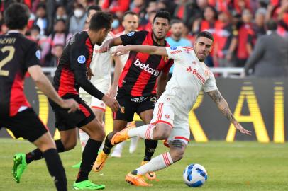 Brazils Internacional Gabriel (R) is challenged by Perus Melgar Alexis Arias (L) and Martin Perez (C) during their Copa Sudamericana football tournament quarterfinals first leg match, at the UNSA Monumental stadium in Arequipa, Peru, on August 4, 2022. (Photo by Diego Ramos / AFP)Editoria: SPOLocal: ArequipaIndexador: DIEGO RAMOSSecao: soccerFonte: AFPFotógrafo: STR<!-- NICAID(15167424) -->