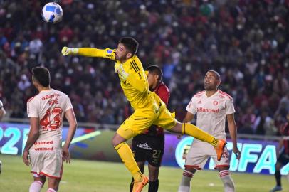 Brazils Internacional goalkeeper Daniel pulls off a save during the Copa Sudamericana football tournament quarterfinals first leg match against Perus Melgar, at the UNSA Monumental stadium in Arequipa, Peru, on August 4, 2022. (Photo by Diego Ramos / AFP)Editoria: SPOLocal: ArequipaIndexador: DIEGO RAMOSSecao: soccerFonte: AFPFotógrafo: STR<!-- NICAID(15167519) -->