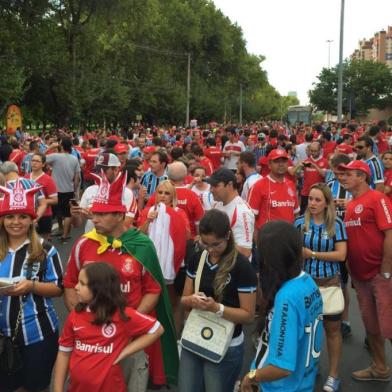 Torcida mista no Gre-Nal. <!-- NICAID(15167568) -->