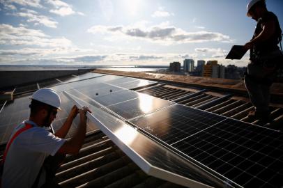 Porto Alegre, RS, Brasilinstalações de sistemas fotovoltaicos, energia solar, cresce no Rio Grande do sul. Usuários procuram instalar os sistemas antes da validação do novo Marco Legal para geração de energia.Indexador: Jonathan Hgeckler<!-- NICAID(15168087) -->