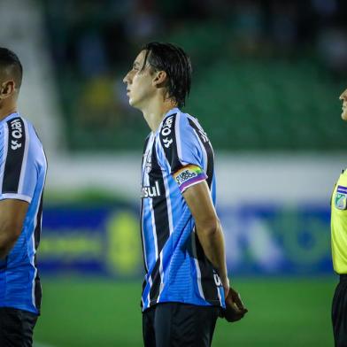 Gremio x GuaraniFUTEBOL/CAMPEONATO BRASILEIRO 2022 /GREMIO X GUARANI - ESPORTES - Lance da partida entre Gremio e Guarani disputada na noite desta sexta-feira, no EstÃ¡dio Brinco de Ouro da Princesa, em Campinas, em partida valida pela Campeonato Brasileiro 2022. FOTO: LUCAS UEBEL/GREMIO FBPAEditoria: SPOLocal: CampinasIndexador: Lucas UebelSecao: futebolFonte: Gremio.netFotógrafo: Gremio x Guarani<!-- NICAID(15168578) -->