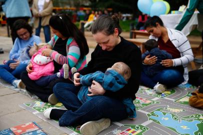 Porto Alegre, RS, BrasilOcorre na Redenção o Mamaço, evento que apoia o aleitamento em qualquer lugar.Indexador: Jonathan Hgeckler<!-- NICAID(15168735) -->