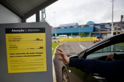 Porto Alegre, RS, Brasil - Cobrança para carros começou a funcionar no aeroporto Salgado Filho. Motorista que passar de 10 minutos entre uma cancela e outra, terá que pagar. FOTO: Jefferson Botega / Agência RBSIndexador: Jeff Botega<!-- NICAID(15169279) -->