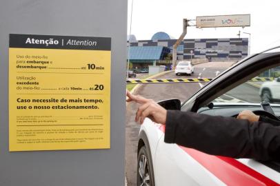 Porto Alegre, RS, Brasil - Cobrança para carros começou a funcionar no aeroporto Salgado Filho. Motorista que passar de 10 minutos entre uma cancela e outra, terá que pagar. FOTO: Jefferson Botega / Agência RBSIndexador: Jeff Botega<!-- NICAID(15169286) -->