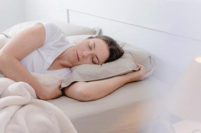 Beautiful woman lying in bed sleeping with lamp on*A PEDIDO DE LETICIA PALUDO* beautiful woman lying in bed sleeping with lamp on - Foto: Julio Rico/stock.adobe.comIndexador: Julio RiccoFonte: 294442301Fotógrafo: photographer<!-- NICAID(15170447) -->