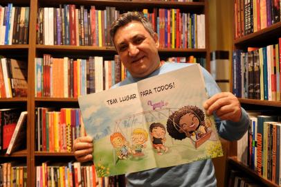 CAXIAS DO SUL, RS, BRASIL, 09/08/2022 - Fotos do escritor Elvio Gonçalves na livraria Do Arco da Velha. Ele é autor do livro ¿Profe Tininha¿, que será lançado na quinta-feira, no Centro de Cultura Ordovás.  (Marcelo Casagrande/Agência RBS)<!-- NICAID(15170476) -->