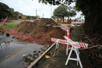 PORTO ALEGRE, RS, BRASIL, 10/08/2022- Obras do DMAE em cratera na Av. Perimetral. Foto: Ronaldo Bernardi / Agencia RBS<!-- NICAID(15171122) -->