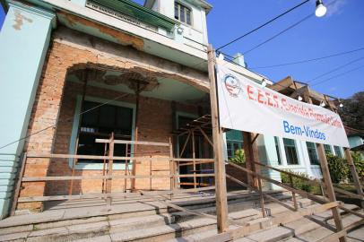 PORTO ALEGRE, RS, BRASIL, 03/08/2022- Com problemas estruturais, escola reduziu turnos de aula e improvisou novas salas.  Desde janeiro deste ano, a Escola Estadual Evarista Flores Da Cunha, no bairro Belém Novo, está com parte do prédio, construído na década de 1930, interditado. Parte da construção foi condenada após a avaliação de um engenheiro do Estado. Com isso, durante todo o primeiro semestre, o horário de aulas da instituição foi reduzido. Sem perspectiva de uma obra de revitalização, agora, a escola redesenhou as salas disponíveis para voltar a atender em horário integral. Foto: Ronaldo Bernardi / Agencia RBS<!-- NICAID(15165543) -->