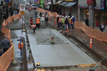 PORTO ALEGRE, RS, BRASIL, 11/08/2022- Inicio das obras do Quadrilátero Central. Concretagem da primeira quadra da Av. Voluntários da Pátria. Foto: Ronaldo Bernardi / Agencia RBS<!-- NICAID(15172184) -->