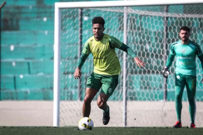 O zagueiro Nogueira foi apresentado oficialmente pelo Juventude para a sequência do Campeonato Brasileiro.<!-- NICAID(15166357) -->