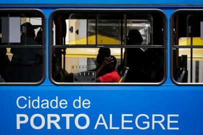 PORTO ALEGRE, RS, BRASIL, 09-11-2021: Circulacao de onibus e passageiros no Terminal Parobe, na regiao central. A EPTC abriu consulta aos usuarios sobre a qualidade do transporte publico de Porto Alegre. (Foto: Mateus Bruxel / Agencia RBS)Indexador: Mateus Bruxel<!-- NICAID(14936250) -->