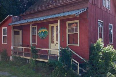 Casarão onde morou dona Wanda Sanvitto (in memoriam), na Rua Matteo Gianella, em frente ao Colégio Santa Catarina, no bairro Santa Catarina. Casa está desabitada, mas é a única da área urbana de Caxias do Sul que mantém até hoje um exemplar das antigas pinturas que decoravam os corredores de acesso às residências. Conforme o historiador Juventino Dal Bó, ¿em muitas casas antigas costumava-se pintar, no corredor - na entrada da casa - ou perto do lavatório, uma paisagem ou uma cena campestre...É um antigo costume comum em algumas regiões da Itália¿¿. Esse detalhe foi resgatado pela autora Tadiane Tronca em seu terceiro romance, ¿A Casa do Navio Pintado¿.<!-- NICAID(15162836) -->