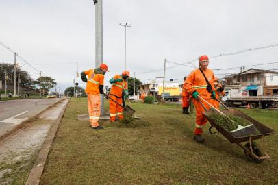 Neste sábado, 13, a região da Cruzeiro recebeu o primeiro mutirão de conscientização sobre a importância de cuidar da cidade, as atividades começaram às 10h, na avenida Cruzeiro do Sul, esquina com rua das Neves até a rua Dona Otília. A iniciativa A gente vive, a gente cuida integra o projeto Mais Comunidade. O mutirão foi acompanhado pelo prefeito Sebastião Melo e gestores municipais. Entre as atividades, foi realizada uma caminhada educativa, com varrição e coleta de resíduos. Também deve ocorreu plantio de árvores. Fotos: Pedro Piegas/PMPA<!-- NICAID(15174637) -->