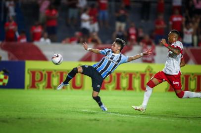 FUTEBOL/CAMPEONATO BRASILEIRO 2022 /GREMIO X CRB - ESPORTES - Lance da partida entre Gremio e CRB disputada na noite deste sabado, no Estádio Rei Pele, em Maceió, em partida valida pela Campeonato Brasileiro 2022. FOTO: LUCAS UEBEL/GREMIO FBPA<!-- NICAID(15174806) -->