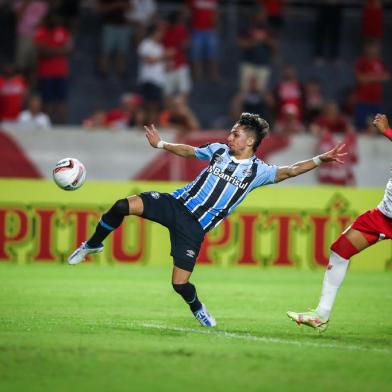 FUTEBOL/CAMPEONATO BRASILEIRO 2022 /GREMIO X CRB - ESPORTES - Lance da partida entre Gremio e CRB disputada na noite deste sabado, no Estádio Rei Pele, em Maceió, em partida valida pela Campeonato Brasileiro 2022. FOTO: LUCAS UEBEL/GREMIO FBPA<!-- NICAID(15174806) -->