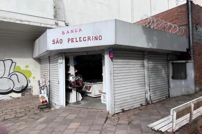 Banca de revistas, em São Pelegrino, foi alvo de furto em três madrugadas seguidas, na última semana. Para tentar impedir novas ações, os proprietários lacraram as portas, por isso a banca não exibe mais os produtos nas vitrines envidraçadas, que form quebras nas ações dos criminosos.<!-- NICAID(15174773) -->