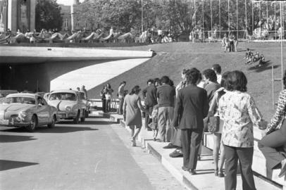 Movimento de pedestres e motoristas no dia da inauguração do Túnel e Elevadas da Conceição, em 05 de novembro de 1972.-Parecia que toda cidade estava lá, como num parque de diversõesO conjunto do túnel e elevadas da Conceição durante a tarde de ontem virou parque diversões.Os porto-alegrenses a pé ou em automóveis foram conhecer a obra inaugurada de manhã.Havia uma aparência de festa, de carnaval, na movimentação toda. (ZH, 06/11/1972, p.02)-#ENVELOPE: 85184<!-- NICAID(15173065) -->