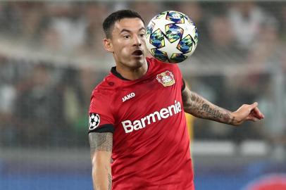 Leverkusens Chilean midfielder Charles Mariano Aránguiz controls the ball during the UEFA Champions League Group D stage football match Juventus vs Bayer Leverkusen on October 1, 2019 at the Juventus stadium in Turin. (Photo by Isabella BONOTTO / AFP)Editoria: SPOLocal: TurinIndexador: ISABELLA BONOTTOSecao: soccerFonte: AFPFotógrafo: STR<!-- NICAID(14330430) -->