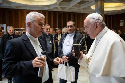 Monsenhor Maurício Jardim, futuro bispo, tomando chimarrão com o Papa Francisco.<!-- NICAID(15175439) -->