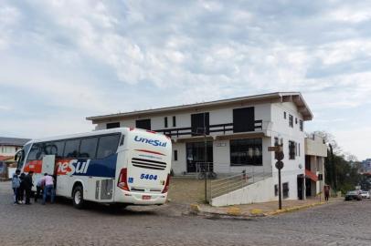 Operando há sete anos com uma autorização provisória para o atendimento a passageiros de ônibus intermunicipais, Veranópolis tem mais uma chance de ganhar uma nova rodoviária. O Departamento Autônomo de Estradas de Rodagem (Daer) tem novo processo aberto para a concessão do serviço.<!-- NICAID(15175740) -->