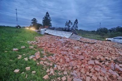 ***EM BAIXA***Eldorado do Sul, RS, BRASIL, 16/08/2022- Uma carreta com carga de tijolos tombou na BR-290, em Eldorado do Sul, perto do viaduto da entrada de Charqueadas. Foto: Lauro Alves  / Agencia RBS<!-- NICAID(15176492) -->