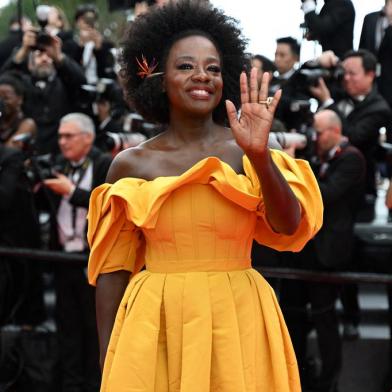 US actress Viola Davis waves as she arrives for the screening of the film Top Gun : Maverick during the 75th edition of the Cannes Film Festival in Cannes, southern France, on May 18, 2022. (Photo by PATRICIA DE MELO MOREIRA / AFP)Editoria: ACELocal: CannesIndexador: PATRICIA DE MELO MOREIRASecao: cinemaFonte: AFPFotógrafo: STR<!-- NICAID(15102907) -->