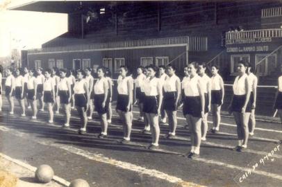 Pavilhão do Estádio Ramiro Souto, construído em 1936. Foto na década de 1940. Alunas do curso superior da Escola de Educação Física ESEF.<!-- NICAID(15177135) -->