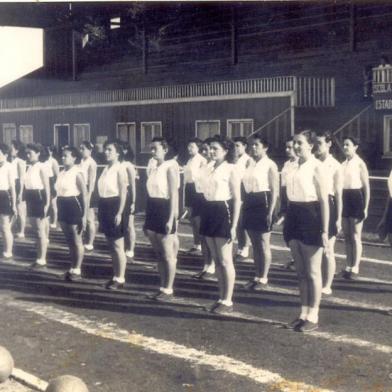 Pavilhão do Estádio Ramiro Souto, construído em 1936. Foto na década de 1940. Alunas do curso superior da Escola de Educação Física ESEF.<!-- NICAID(15177135) -->