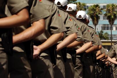 Cerimônia de apresentação de novos 600 policiais militares, no largo Glênio Peres, ao lado do Mercado Público, Centro da Capital.<!-- NICAID(2732952) -->