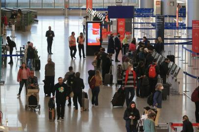 PORTO ALEGRE, RS, BRASIL, 12/08/2022- Retomada de voos e de movimentação de passageiros no aeroporto. Foto: Ronaldo Bernardi / Agencia RBS<!-- NICAID(15173411) -->