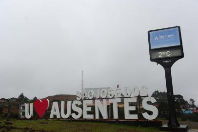 SÃO JOSÉ DOS AUSENTES, RS, BRASIL, 18/08/2022. São José dos Ausentes, nos Campos de Cima da Serra, recebe turistas com a previsão de neve para madrugada de quinta para sexta (19). (Bruno Todeschini/Agência RBS)<!-- NICAID(15179744) -->