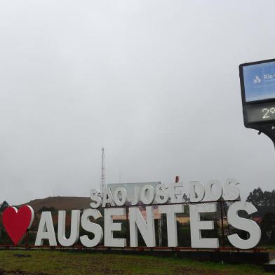 SÃO JOSÉ DOS AUSENTES, RS, BRASIL, 18/08/2022. São José dos Ausentes, nos Campos de Cima da Serra, recebe turistas com a previsão de neve para madrugada de quinta para sexta (19). (Bruno Todeschini/Agência RBS)<!-- NICAID(15179744) -->