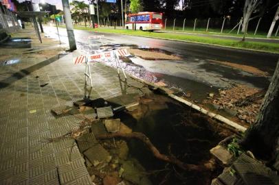 PORTO ALEGRE,RS,BRASIL.2022,08,22.Adutora do DMAE, se rompe na Av.Icaraí causando transtornos a pedestres e motoristas que trafegam pela avenida.(RONALDO BERNARDI/AGENCIA RBS).<!-- NICAID(15180176) -->