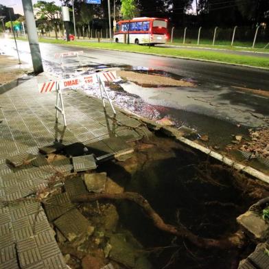 PORTO ALEGRE,RS,BRASIL.2022,08,22.Adutora do DMAE, se rompe na Av.Icaraí causando transtornos a pedestres e motoristas que trafegam pela avenida.(RONALDO BERNARDI/AGENCIA RBS).<!-- NICAID(15180176) -->