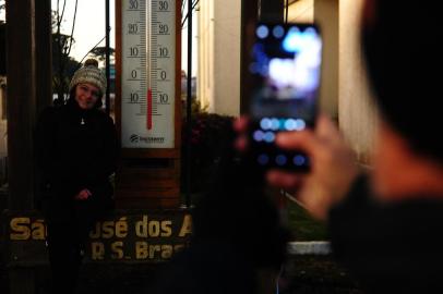 SÃO JOSÉ DOS AUSENTES, RS, BRASIL, 19/08/2022. São José dos Ausentes, nos Campos de Cima da Serra, recebe turistas com a previsão de frio. A sexta-feira (19) amanheceu com temperaturas negativas e formação de geada. (Bruno Todeschini/Agência RBS)<!-- NICAID(15180267) -->