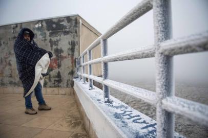 Temperaturas negativas na Serra CatarinenseSC - CLIMA/SC/FRIO - GERAL - O Morro das Antenas, no município de   Urupema (SC), amanheceu congelado com   temperaturas oscilando entre -5°C e -6°  C, nesta sexta-feira, 19 de agosto de   2022. Várias cidades catarinenses   amanheceram com temperaturas negativas,   atraindo turistas em busca de frio e   neve.   19/08/2022 - Foto: FOM CONRADI/ISHOOT/ESTADÃO CONTEÚDOEditoria: GERALLocal: URUPEMAIndexador: FOM CONRADIFonte: iShootFotógrafo: ISHOOT<!-- NICAID(15180377) -->