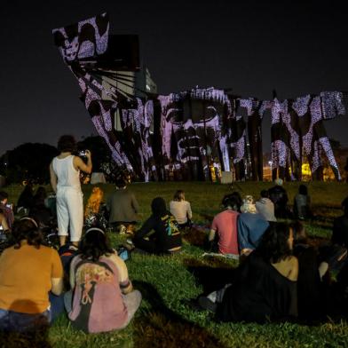 PORTO ALEGRE, RS, BRASIL - 22/10/2021Intervenção urbana que integra a programação do Porto Alegre em Cena chamada Projeto Esquadros. Ela consiste em obras audiovisuais expostas com técnicas de projeção mapeada no Monumento aos Açorianos<!-- NICAID(14922955) -->