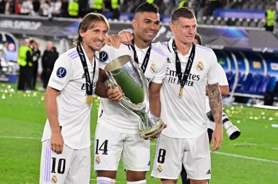 Real Madrids Croatian midfielder Luka Modric (L-R) Real Madrids Brazilian midfielder Casemiro and Real Madrids German midfielder Toni Kroos celebrate with the trophy after the UEFA Super Cup football match between Real Madrid vs Eintracht Frankfurt in Helsinki, on August 10, 2022. - Real Madrid won the match 2-0. (Photo by JAVIER SORIANO / AFP)<!-- NICAID(15171984) -->