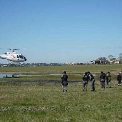 O quinto dia de buscas pelo jovem Gabriel Marques Cavalheiro, 18 anos, desaparecido desde a última sexta-feira (12) em São Gabriel, na Fronteira Oeste, terão auxílio de um helicóptero da Brigada Militar. O jovem não foi mais visto depois de ter sido abordado por policiais militares e ter sido colocado em uma viatura. A aeronave chegou na manhã desta sexta-feira ao município e já sobrevoa a área onde estão concentradas as buscas próximo a um açude, na localidade de Lava-Pés, no interior, onde o jovem teria sido deixado pelos policiais após a abordagem. O local é distante cerca de três quilômetros de onde Gabriel foi detido.<!-- NICAID(15180403) -->