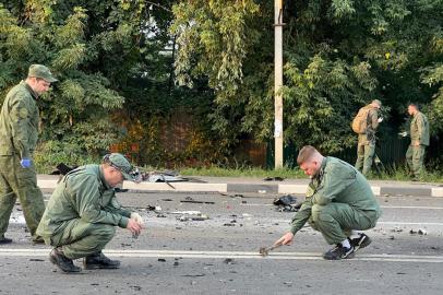 This handout picture released by the Russian Investigative Committee on August 21, 2022 shows investigators work on the place of explosion of a car driven by Daria Dugina, daughter of Alexader Dugin, a hardline Russian ideologue close to President Vladimir Putin, outside Moscow. - Daria Dugina, born in 1992, was killed when a bomb placed in her Toyota Land Cruiser went off as she drove on a highway near the village of Bolshie Vyzyomy, some 40 kilometres (25 miles) outside Moscow on August 20, 2022, Russias Investigative Committee said in a statement. According to family members quoted by Russian media, Dugin -- a vocal supporter of Kremlins offensive in Ukraine -- was the likely target of the blast as his daughter borrowed his car at the last minute. (Photo by Handout / Investigative Committee of Russia / AFP) / RESTRICTED TO EDITORIAL USE - MANDATORY CREDIT AFP PHOTO / Russian Investigative Committee / handout - NO MARKETING NO ADVERTISING CAMPAIGNS - DISTRIBUTED AS A SERVICE TO CLIENTS<!-- NICAID(15181922) -->