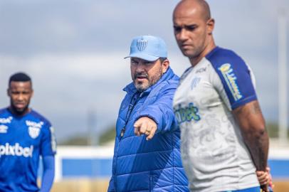 *A PEDIDO DE FILIPE DUARTE* *EM BAIXA* Técnico Eduardo Barroca, do Avaí - Foto: Leandro Boeira/Avaí FC/Divulgação<!-- NICAID(15182200) -->