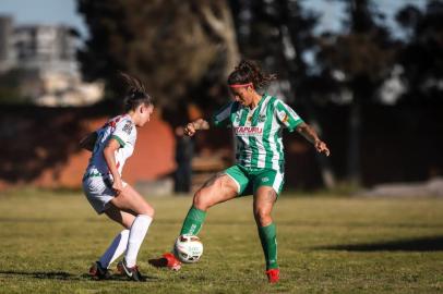 As gurias do Juventude seguem invictas no Gauchão Feminino. Neste domingo (21), foram até o estádio das Castanheiras, em Farroupilha, e ficaram no empate em 1 a 1 com o Brasil-Far. O rubro-verde saiu na frente, com gol de Karol. O Ju igualou com Kim. Os dois gols foram marcados no segundo tempo.<!-- NICAID(15182526) -->