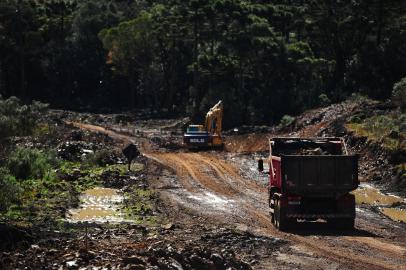 CAMBARÁ DO SUL, RS, BRASIL, 18/08/2022. A Serra Fala: série de reportagens especiais sobre melhorias que a serra gaúcha espera dos novos governantes. A comunidade dos Campos de Cima da Serra elege infraestrutura e saúde como prioridades. Na foto, BR-285 e RS-020, no trecho que liga São José dos Ausentes a Cambará do Sul. (Bruno Todeschini/Agência RBS)<!-- NICAID(15183131) -->