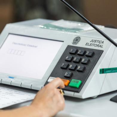 PORTO ALEGRE, RS, BRASIL, 19/10/2018 : TRE-RS realiza auditorias em urnas. Em razão de solicitação feita pelo Ministério Público Eleitoral, durante o 1º turno do último pleito, o desembargador Jorge Luís Dall¿Agnol, presidente do TRE-RS, determinou a realização de auditoria da urna pertencente à seção 282, da 111ª Zona Eleitoral, de Porto Alegre, devido à denúncia referente a problemas técnicos ocorridos no dia da votação. (Omar Freitas/Agência RBS)<!-- NICAID(13792499) -->