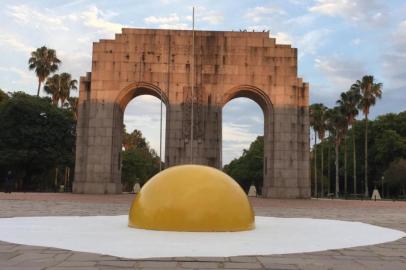 EM BAIXA - Intervenção artística da Virada Sustentável no Parque da Redenção, em Porto Alegre. Arte com ovos fritos espalahados em frente ao Monumento ao Expedicionário quer falar sobre a vida.<!-- NICAID(14643025) -->