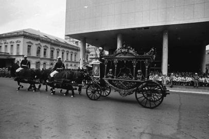 Carruagem com os despojos de Dom Pedro I. Os restos mortais de Dom Pedro I,  serão expostos em todas as capitais brasileiras. A vinda dos despojos do imperador ao país assinala o início das comemorações do sesquicentenário da independência. Os restos mortais de Dom Pedro I estão em Porto Alegre e ficarão expostos para visitação pública no saguão do Palácio Piratini.#Envelope: 81189OBS CDI: consta a identificação Santos / Alfonso no campo de fotógrafo do envelope de negativos original.<!-- NICAID(9562062) -->