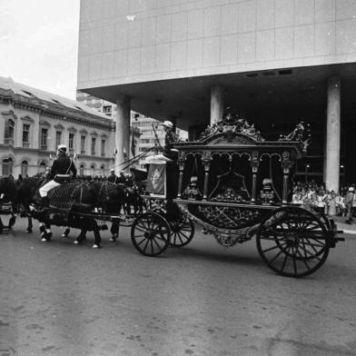 Carruagem com os despojos de Dom Pedro I. Os restos mortais de Dom Pedro I,  serão expostos em todas as capitais brasileiras. A vinda dos despojos do imperador ao país assinala o início das comemorações do sesquicentenário da independência. Os restos mortais de Dom Pedro I estão em Porto Alegre e ficarão expostos para visitação pública no saguão do Palácio Piratini.#Envelope: 81189OBS CDI: consta a identificação Santos / Alfonso no campo de fotógrafo do envelope de negativos original.<!-- NICAID(9562062) -->